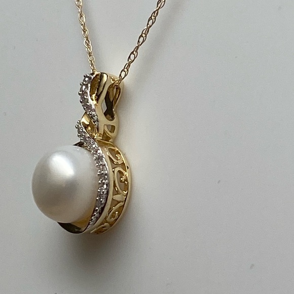 10K Yellow Gold 8mm Cultured Pearl and 0.06ct twt Diamond Pendant with Chain NEW - Picture 4 of 10